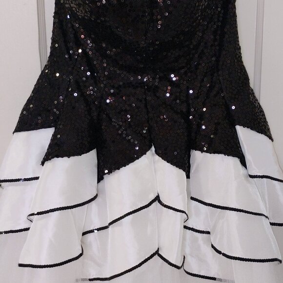 Black and white masquerade dress - Picture 4 of 5